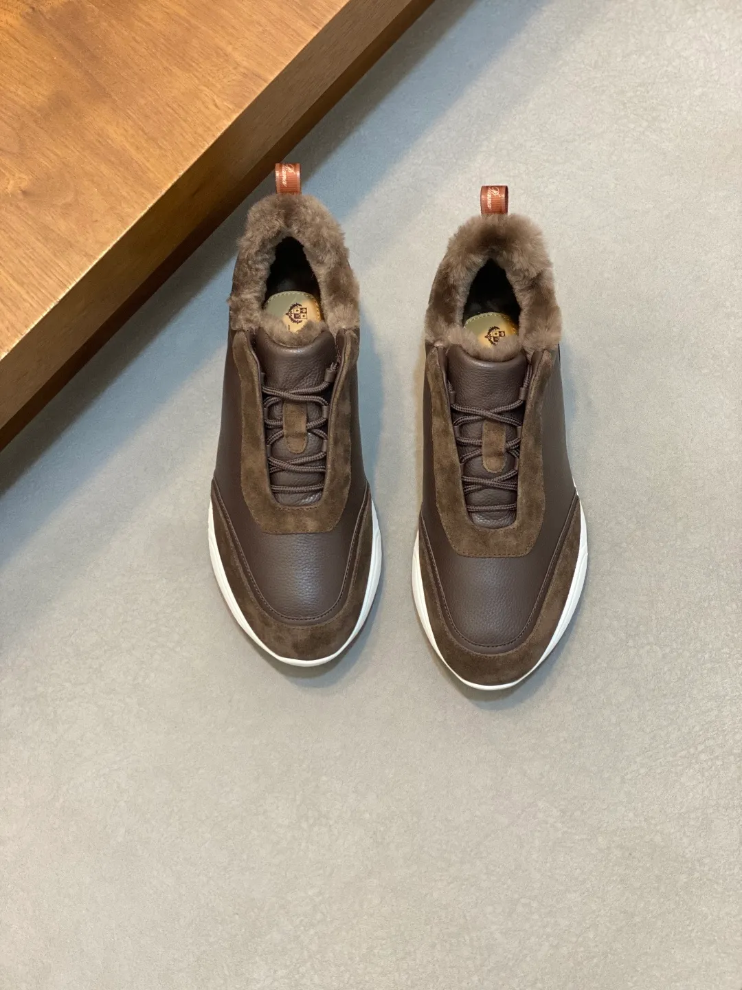 💰840 Winter LoroPiana WeekendWalk men's wool warm sneakers! Specially designed wool warm shoes for men! This WeekEndWalkEvo casual shoe reinterprets the WeekEnd casual shoe with a design that combines the characteristics of running shoes and walking shoes. An improved version of the classic shoe style in the autumn/winter series, the shoe body is made of fleece cotton blend with a slight elasticity to ensure that the upper part of the shoe is covered and fitted. The narrow silhouette in the middle and the warmth of the integrated fur lining make the shoes comfortable and practical to wear. The shoe details, combined with the lightweight rubber sole with ridged edges, add a sporty feel to the shoe. Kummel rubber sole with stitching and ultra-light technical material sole: This design structure helps distribute weight properly and improve shock absorption. Raised edges on the sole ensure traction and stability during walking. Body: 97% cotton, 3% spandex lining. Wool sole rubber! Size: 39/40/41/42/43/44 (45.46 customized) standard leather shoe size original box package